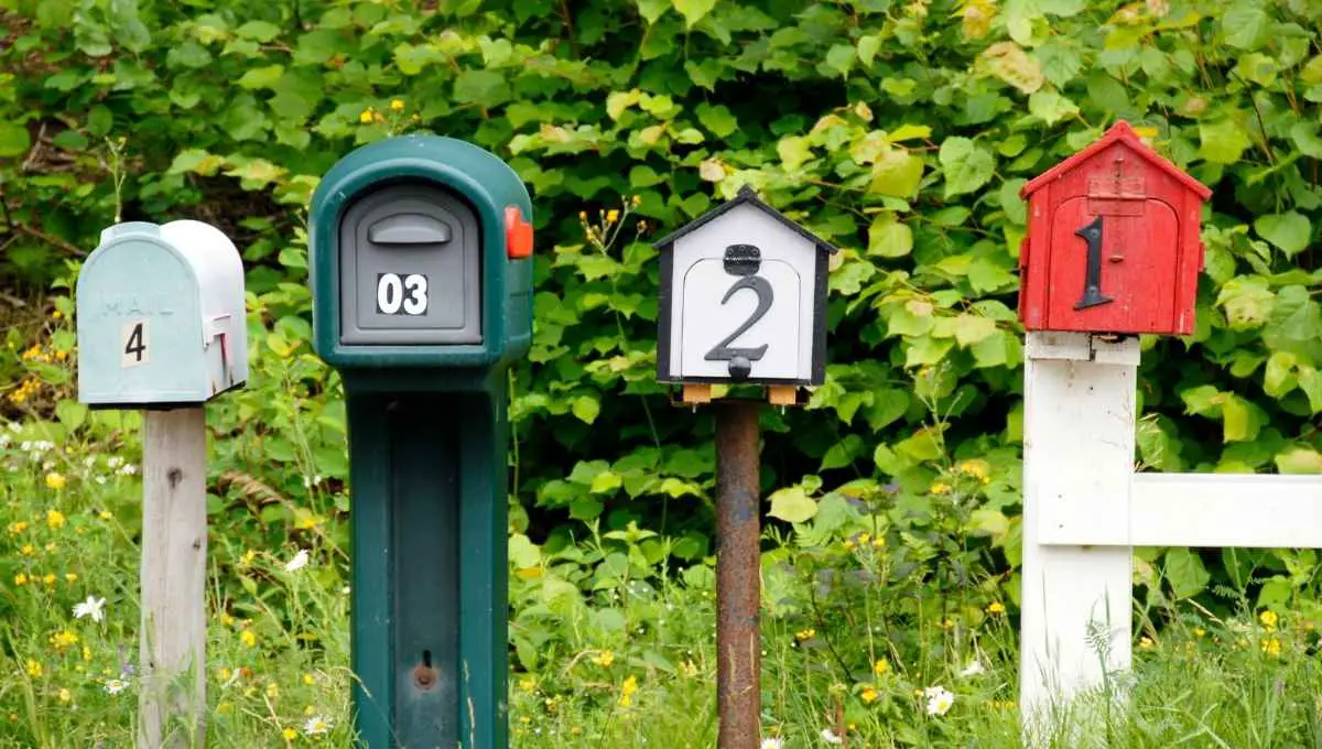 can a mailbox be any color